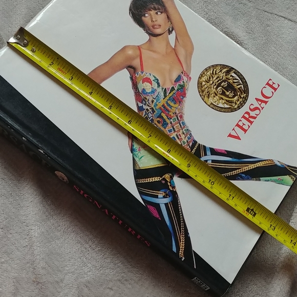 Vintage 90s Versace Signatures fashion coffee table book - Picture 9 of 13
